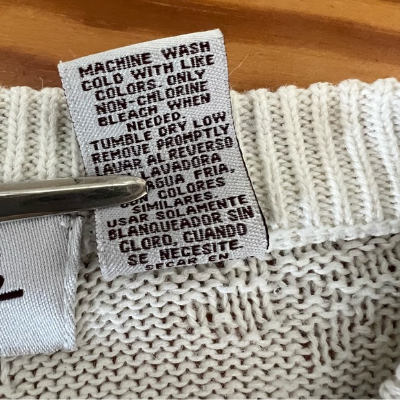 Red cardinal sweater center appliqué ribbed crewneckh hem and cuff snowf… - Picture 7 of 10